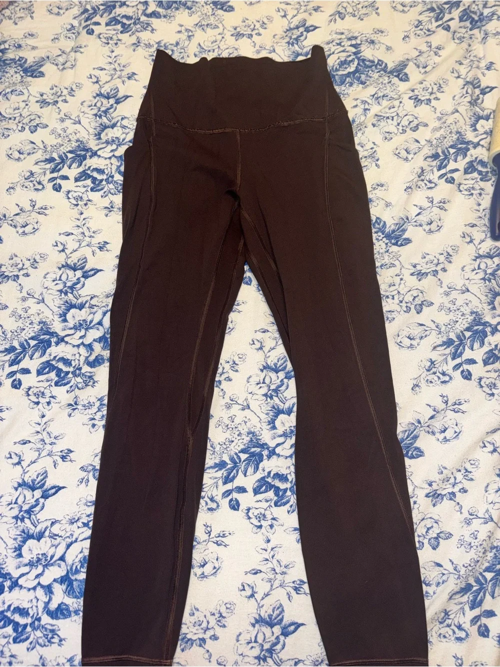 Brown Lululemon Leggings size 6 with side pockets